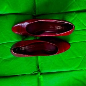 Naturalizer leather small 2" heels, burgundy brown color